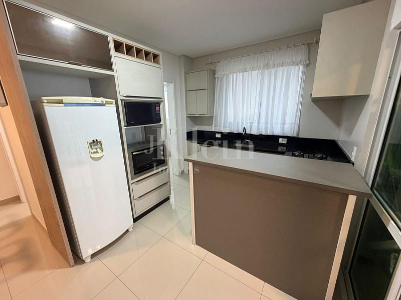 Cozinha do apartamento no edif�cio Jo�o Reis em Itapema