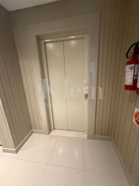Elevador no edif�cio Jo�o Reis em Itapema