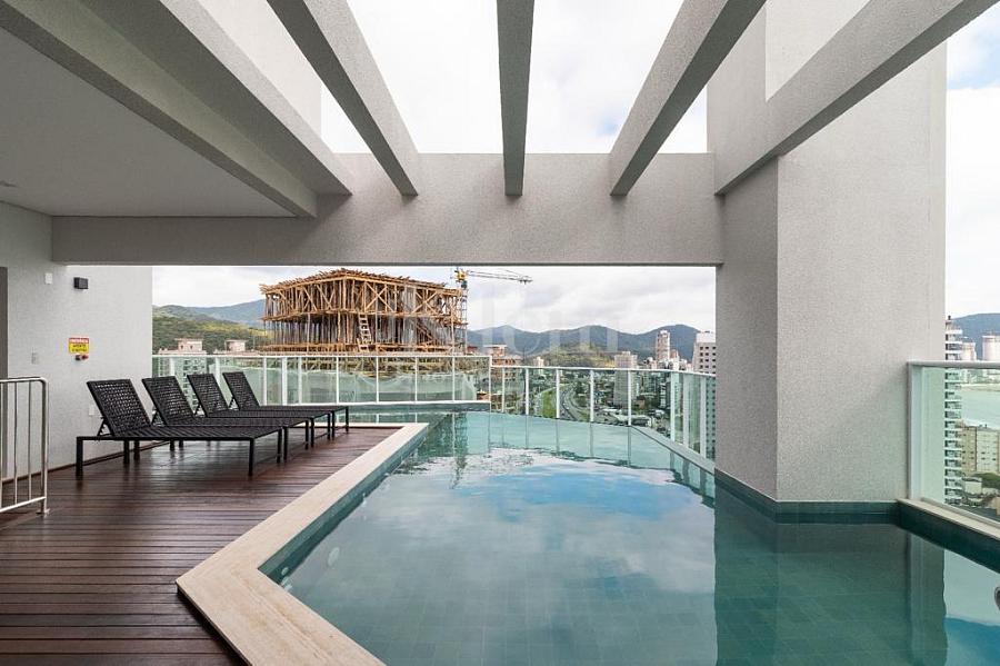 Rooftop piscina do Sky Bridge Residence em Itapema