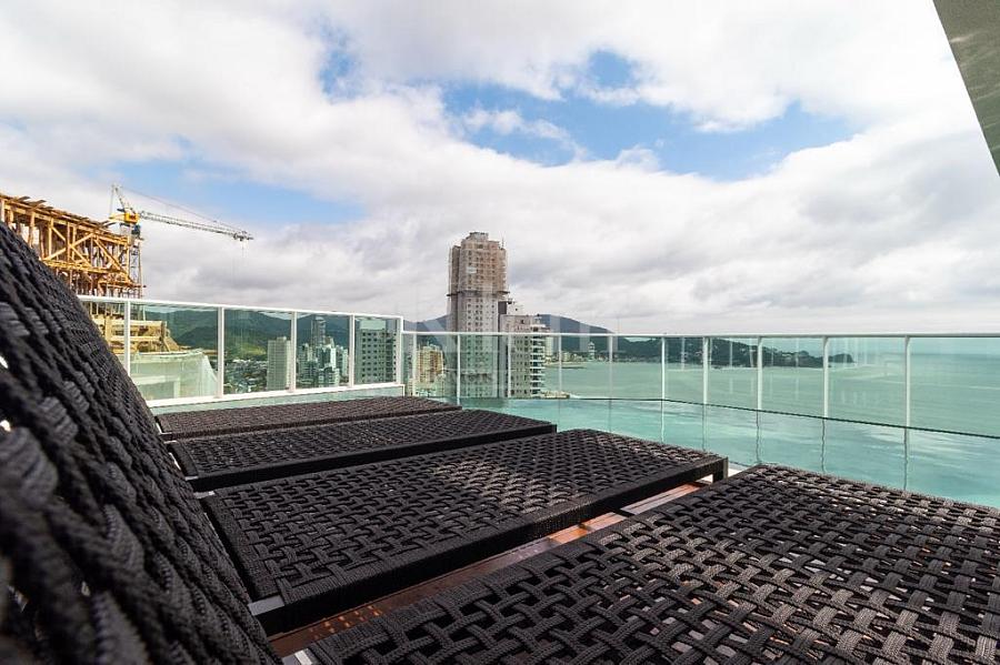 Rooftop piscina do Sky Bridge Residence em Itapema