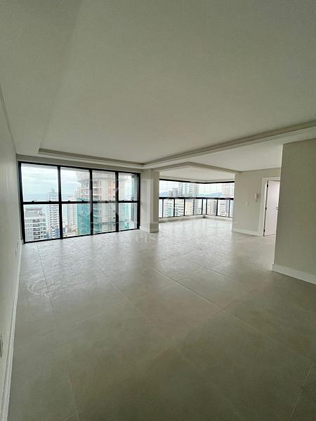 Living do apartamento do Times Square na Meia Praia em Itapema