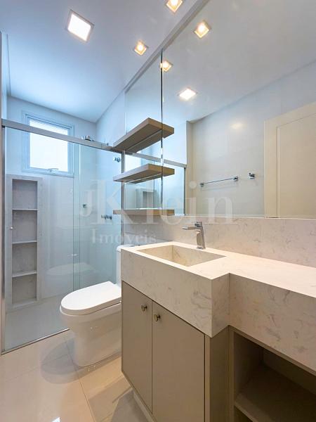 Banheiro no Le Lis Blanc Residence em Itapema