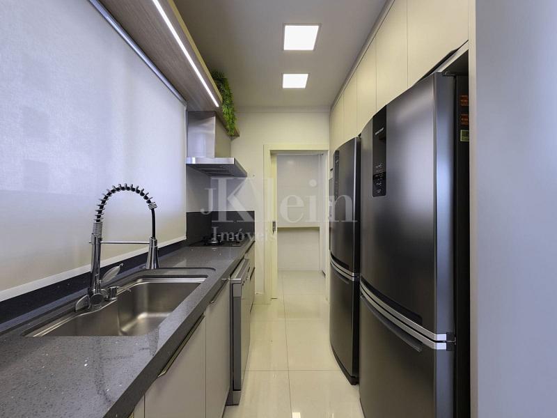 Cozinha do apartamento no Le Lis Blanc Residence em Itapema