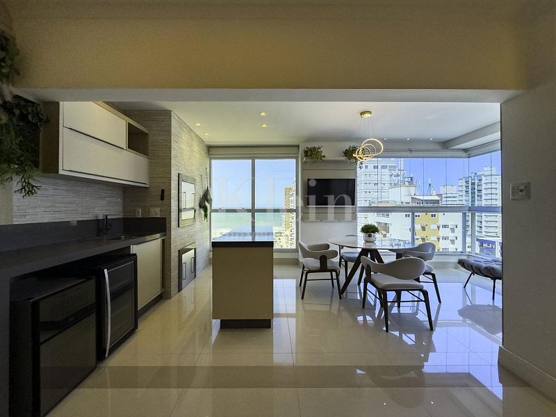 Living do apartamento no Le Lis Blanc Residence em Itapema