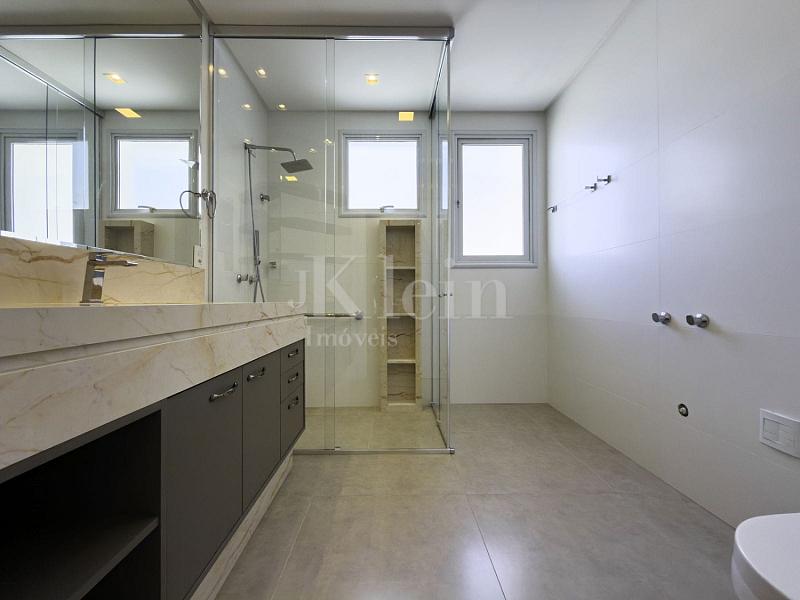 Banheiro no Le Lis Blanc Residence em Itapema