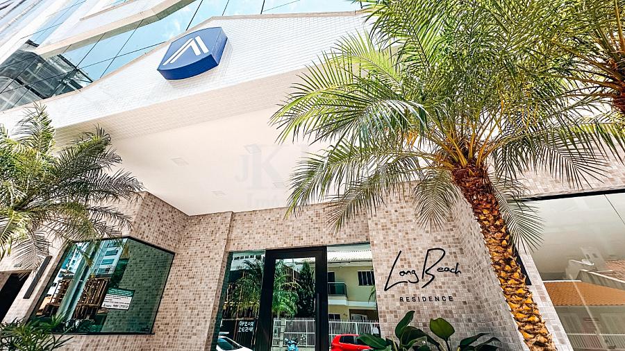 Fachada da entrada do Long Beach Residence na Meia Praia em Itapema