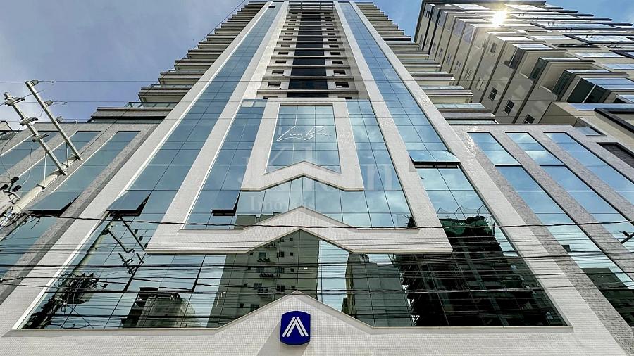 Fachada do Long Beach Residence na Meia Praia em Itapema