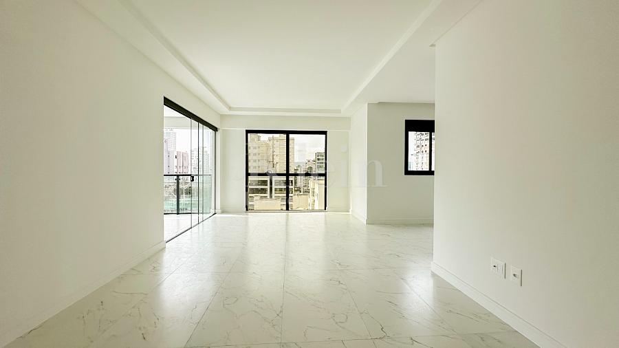 Living do apartamento do Long Beach Residence na Meia Praia em Itapema