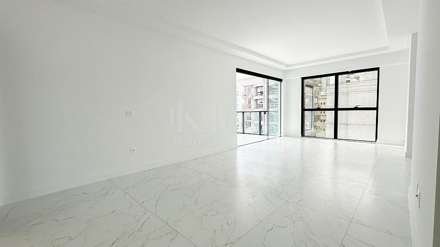 Living do apartamento do Long Beach Residence na Meia Praia em Itapema