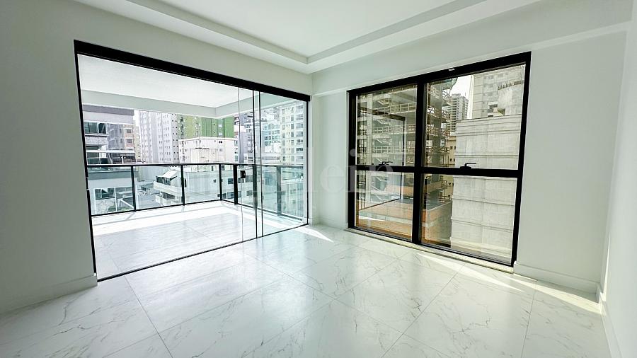 Living e sacada do apartamento do Long Beach Residence na Meia Praia em Itapema