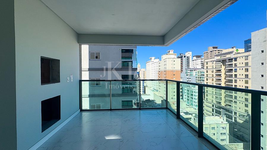 Sacada do apartamento do Long Beach Residence na Meia Praia em Itapema