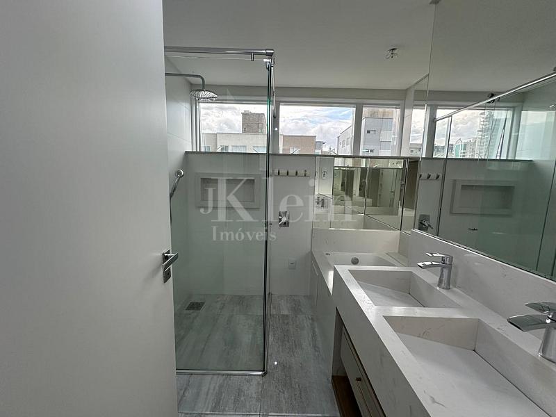 Banheiro master do apartamento El Shaday Residence