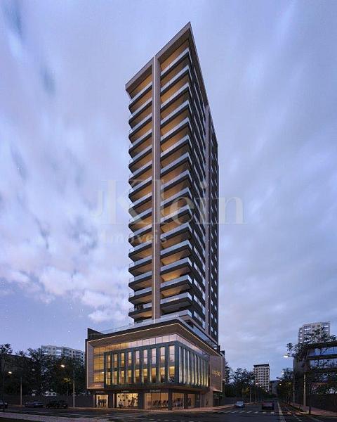 Fachada noturna do Honor na Meia Praia em Itapema