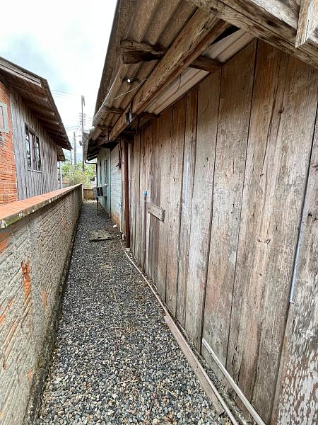 Terreno Com Casa De Madeira 18