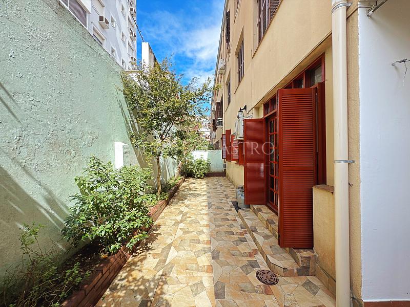Apto 3 D, 1 su�te, t�rreo, sem vaga de garagem e com �tio. 31