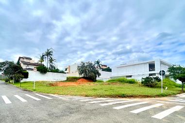 Terreno de esquina no Condominio Santa Clara