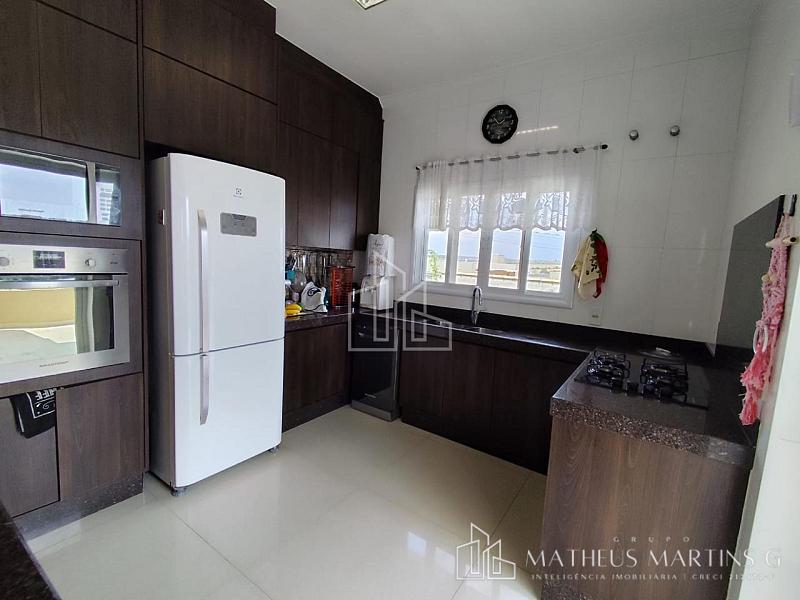 Uma casa que une a força da modernidade e o refinamento do rústico, trazendo a leveza do interior e a segurança que sua família precisa! — foto 8