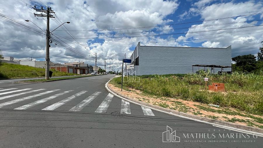 Belíssimo Terreno de esquina Plano no bairro Vila Martins!! — foto 2