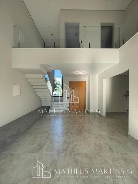 Casa impecável, com fachada moderna e imponente, e um lindo acabamento de luxo! — foto 3