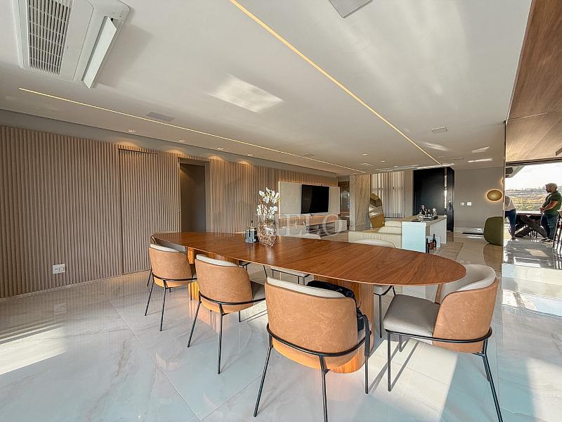 Uma casa que impressiona na chegada e conquista pela vista. 12