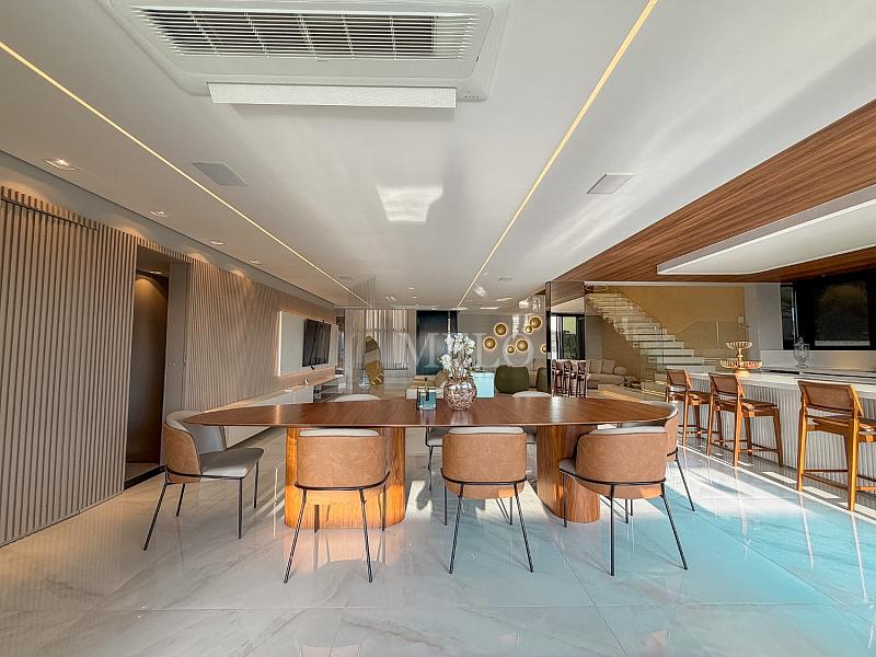 Uma casa que impressiona na chegada e conquista pela vista. 13