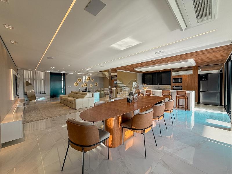 Uma casa que impressiona na chegada e conquista pela vista. 14
