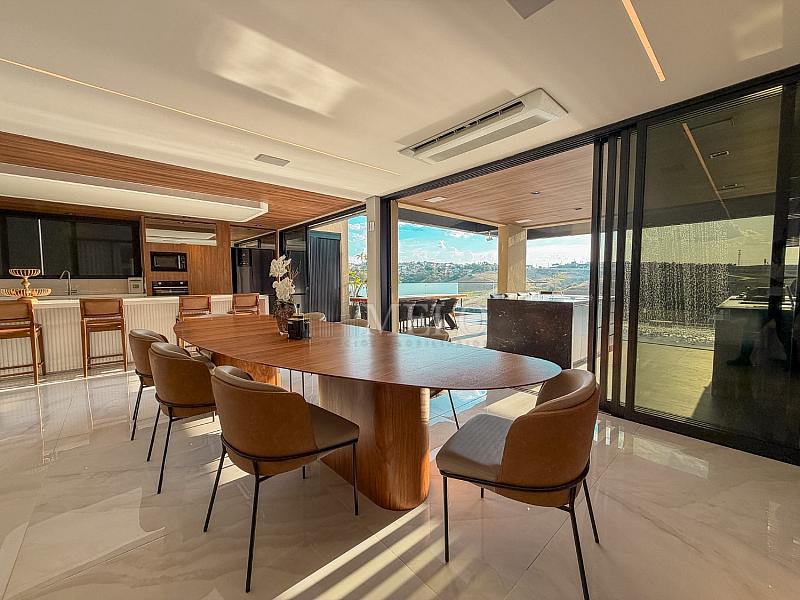 Uma casa que impressiona na chegada e conquista pela vista. 15