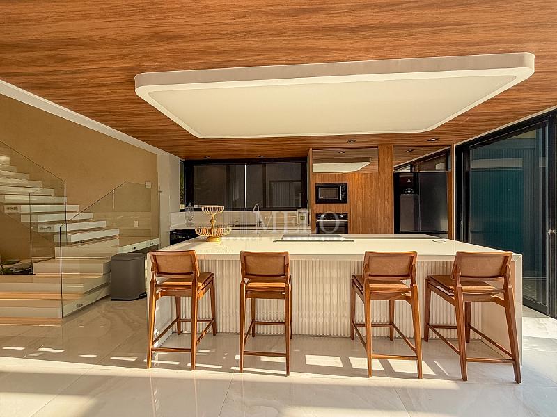 Uma casa que impressiona na chegada e conquista pela vista. 16