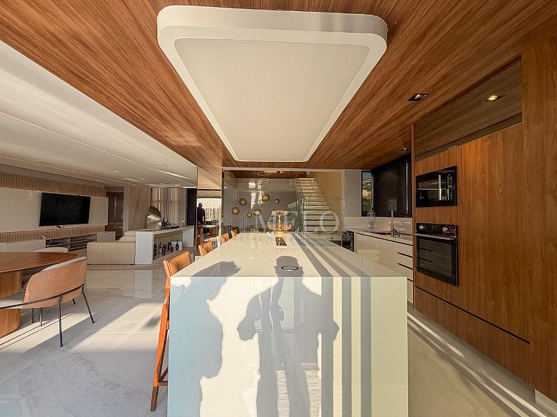 Uma casa que impressiona na chegada e conquista pela vista. 17