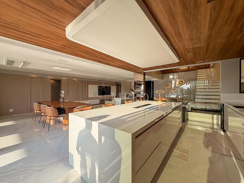 Uma casa que impressiona na chegada e conquista pela vista. 18