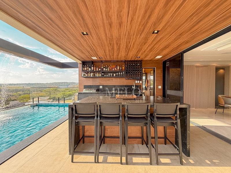 Uma casa que impressiona na chegada e conquista pela vista. 22