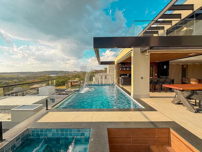 Uma casa que impressiona na chegada e conquista pela vista. 24