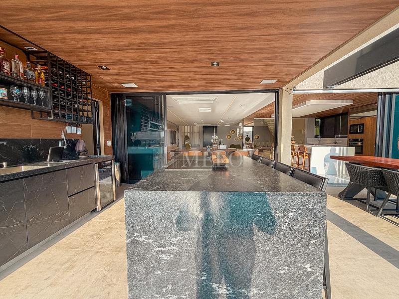 Uma casa que impressiona na chegada e conquista pela vista. 29