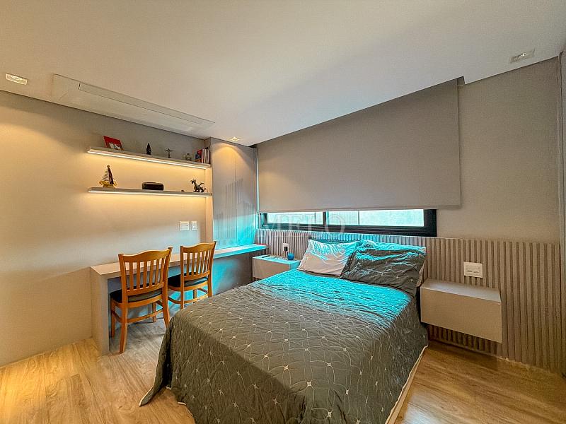 Uma casa que impressiona na chegada e conquista pela vista. 36