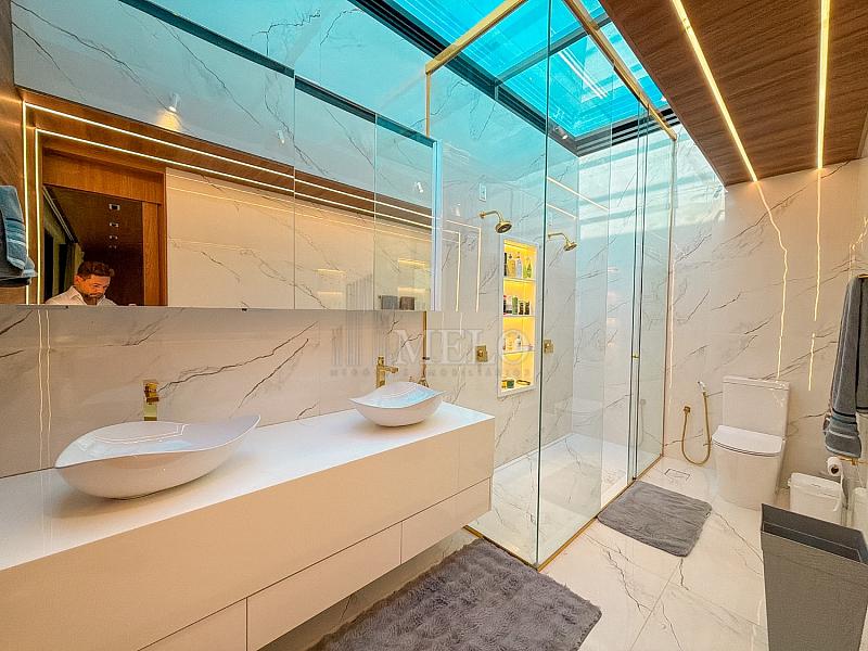 Uma casa que impressiona na chegada e conquista pela vista. 42