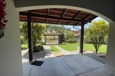 Vende-se excelente casa de alvenaria