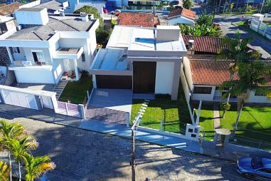 Casa com 4 quartos à venda, 220m², 4 banheiros, 4 garagens - Santa Bárbara - Criciúma