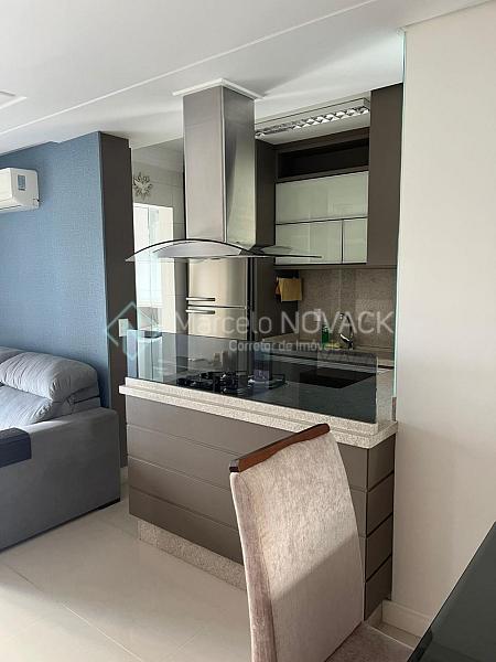 Semi mobiliado no Centro de Criciúma, apartamento 2 quartos sendo 1 suíte — foto 2