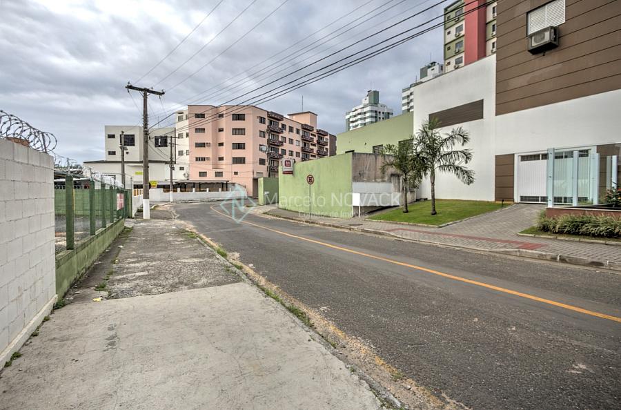 Apartamento desocupado no centro em Crici�ma, 2 quartos sendo 1 su�te 16