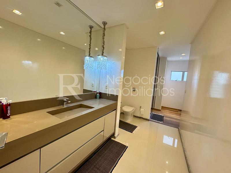 Apartamento frente mar � venda no Ocean Towers em Meia Praia � 4 Su�tes e 230 m� 32