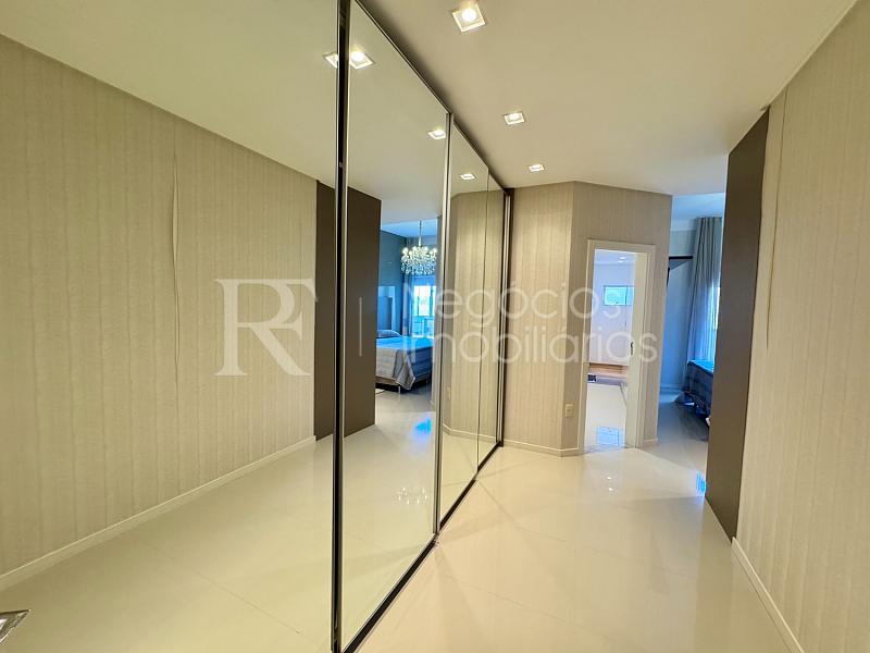 Apartamento frente mar � venda no Ocean Towers em Meia Praia � 4 Su�tes e 230 m� 37