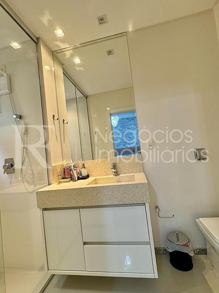 Apartamento frente mar � venda no Ocean Towers em Meia Praia � 4 Su�tes e 230 m� 41