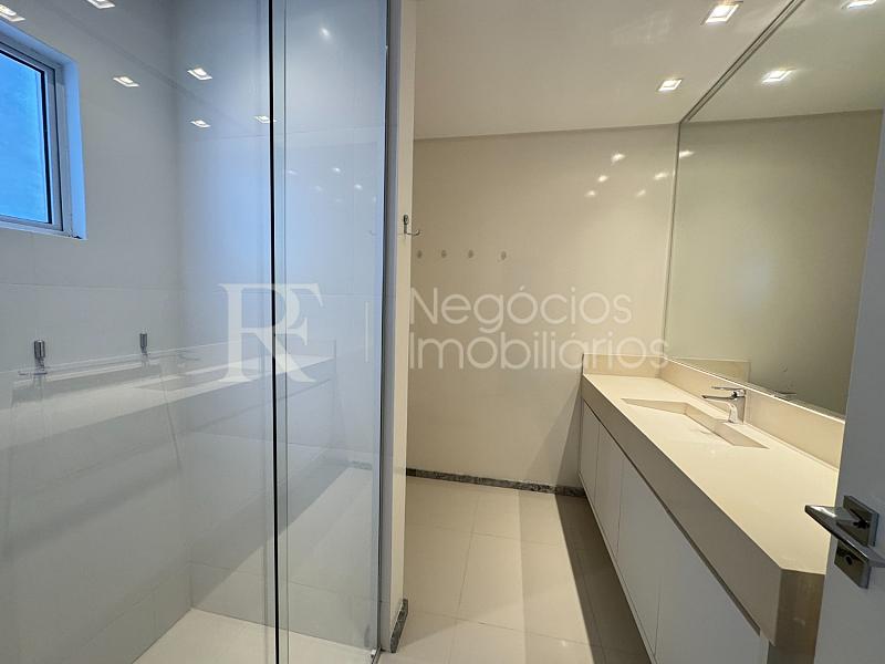 Apartamento frente mar � venda no Ocean Towers em Meia Praia � 4 Su�tes e 230 m� 38