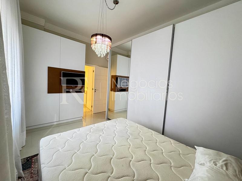Apartamento frente mar � venda no Ocean Towers em Meia Praia � 4 Su�tes e 230 m� 30
