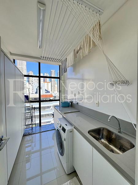 Apartamento frente mar � venda no Ocean Towers em Meia Praia � 4 Su�tes e 230 m� 27