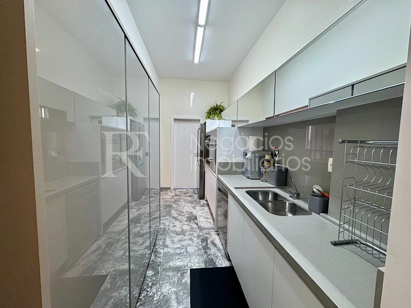 Apartamento frente mar � venda no Ocean Towers em Meia Praia � 4 Su�tes e 230 m� 43