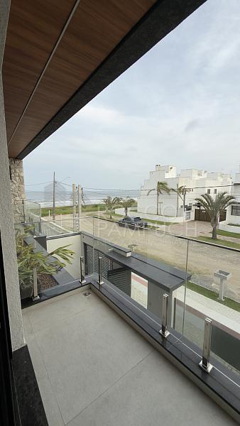 Sobrado de Alto Padr�o com 3 su�tes e Vista Mar 19