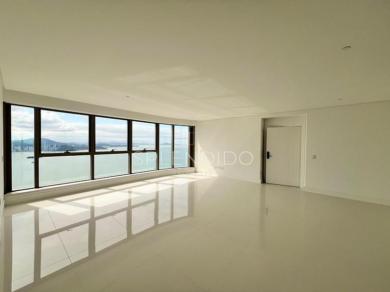 Apartamento no Yachthouse | Acima do 60� Andar 1