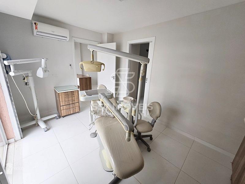 Loja comercial de frente para a rua, projetada e equipada para consultório odontológico, localizada no bairro Campo de Santana — foto 13