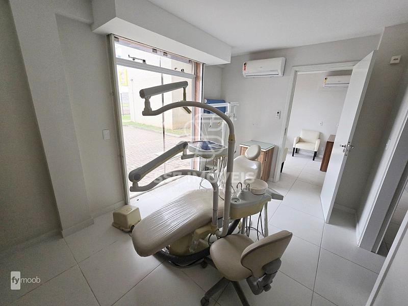 Loja comercial de frente para a rua, projetada e equipada para consultório odontológico, localizada no bairro Campo de Santana — foto 14
